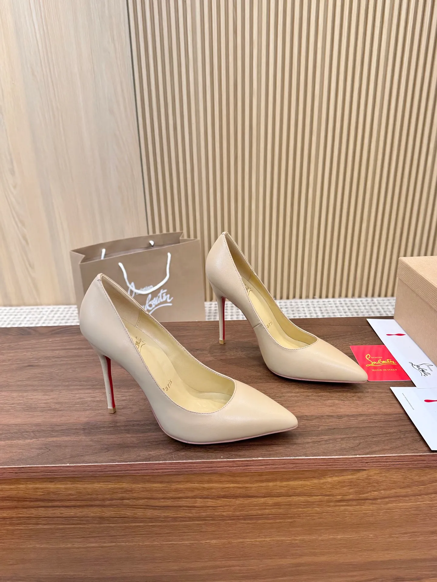 💕💕Factory direct selling price p440💕💕 Genuine leather sole +40 shipped all year round💝Christian Louboutin CL👠 "Imported cow patent leather💎Side hollow series" noble and luxurious, real blingbling👟👟 real materials, all customized by the pattern maker, and the materials are made of original customized materials to achieve the taste of the original 5 color options💍 Upper: Imported 👉cow patent leather💪 Lining: Sheepskin foot pad/lining Size: 34-40.41.42 Heel height: two options: 10.5cm and 8.5cm